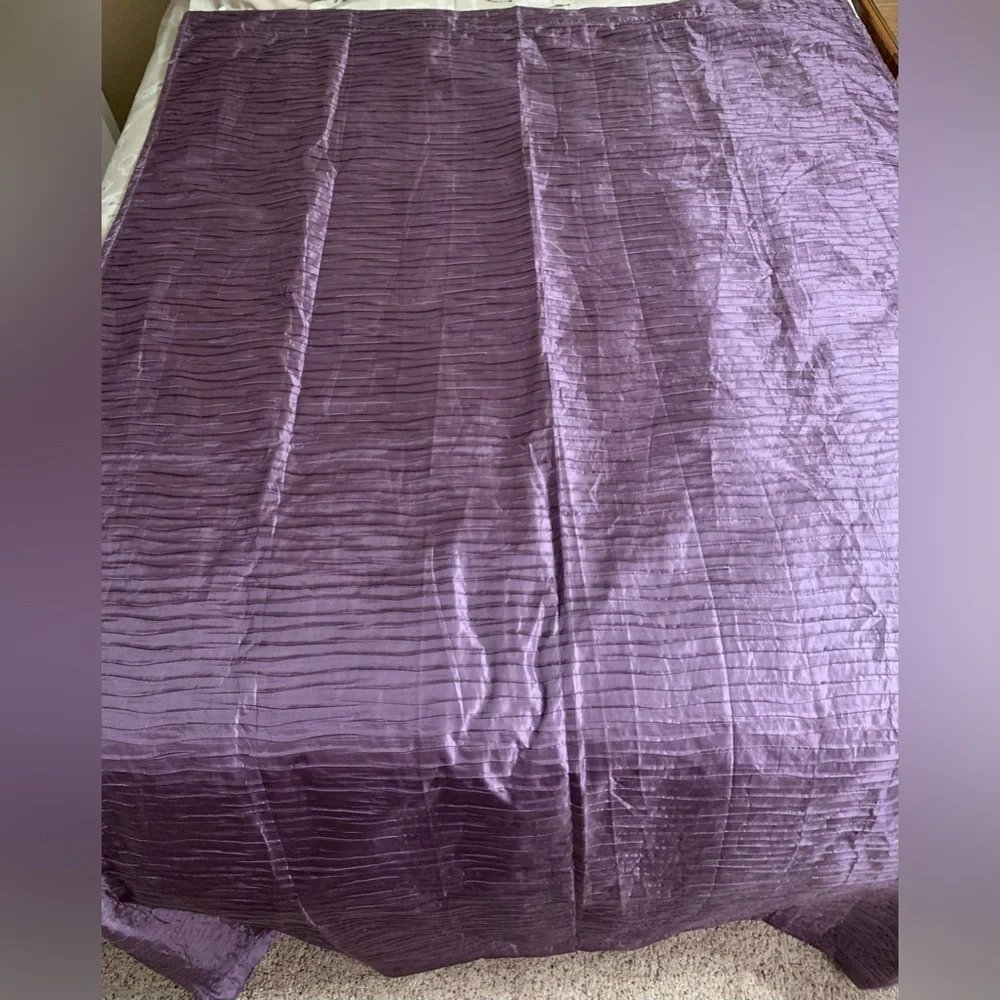 EUC Shower Curtain: Fully Lined, Hidden Rod Pockets, Horizontal Pintucking